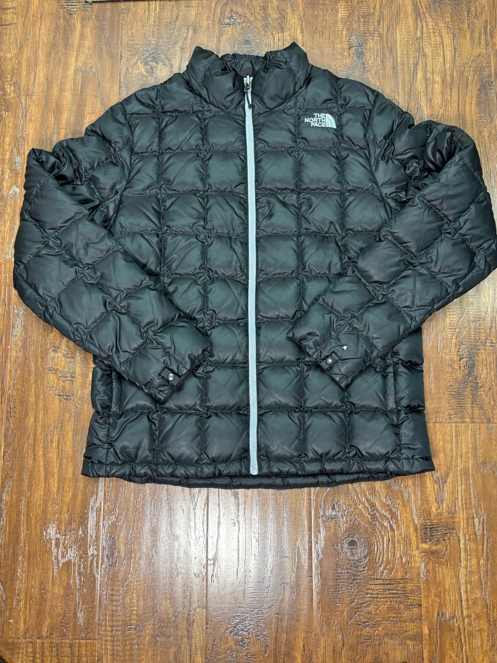 The North Face Men’s Black Quilted Puffer Jacket with Contrasting Zipper